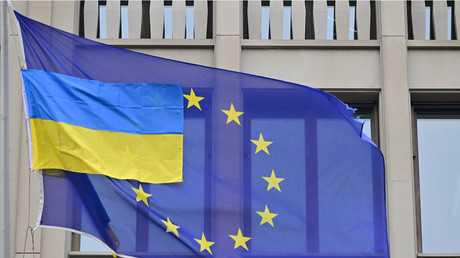 Un petit drapeau ukrainien flotte à côté d'un drapeau de l'Union européenne devant le bureau de représentation de l'UE à Berlin le 5 avril 2022 (illustration).