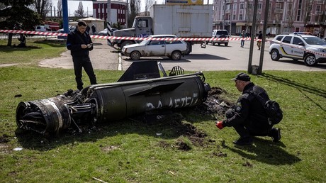La police ukrainienne inspecte les débris d'un missile tombé à proximité de la gare de Kramatorsk (image d'illustration).