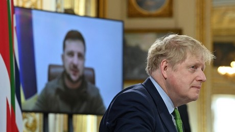 Le Premier ministre britannique Boris Johnson lors d'un entretien par visioconférence avec le président ukrainien Volodymyr Zelensky à Londres le 15 mars 2022