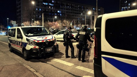 Des policiers patrouillent dans une rue suite à des émeutes et après que plusieurs voitures aient été incendiées dans le quartier de Parilly à Bron, près de la ville de Lyon, dans le centre-est de la France, le 6 mars 2021.