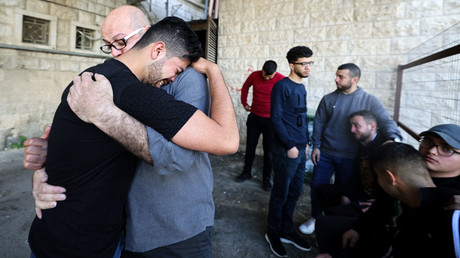 Les proches de Mohammad Hassan Mohammad Assaf, tué par des tirs de soldats israéliens, pleurent sa disparition, le 13 avril à Naplouse.