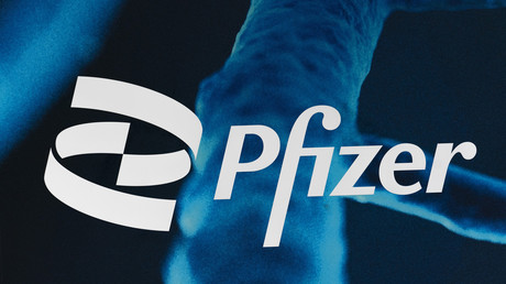 Le logo Pfizer, affiché au siège de l'entreprise, le 5 février 2021 à New York (image d'illustration).