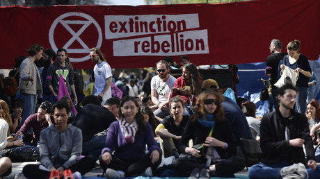 Des militants d'Extinction Rebellion installés dans la rue à Paris le 16 avril.