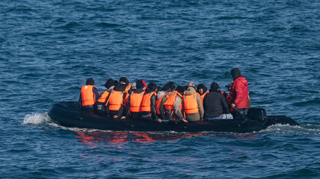 Des migrants portant des gilets de sauvetage traversent illégalement la Manche pour rejoindre la Grande-Bretagne le 15 mars 2022 (image d'illustration).