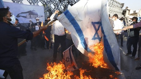 Un drapeau israélien est brûlé par des manifestants, lors d'un rassemblement à Téhéran en mai 2021 (image d'illustration).