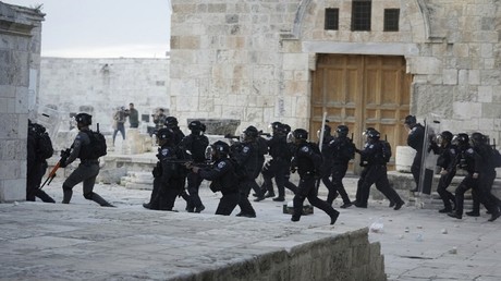 Les forces israéliennes entrant dans l'enceinte de la mosquée Al-Aqsa le 22 avril 2022.