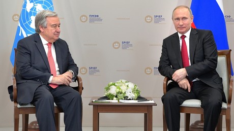 Le secrétaire général de l'ONU Antonio Guterres et le président russe Vladimir Poutine, lors du Forum économique international de Saint-Pétersbourg, en juin 2017 (image d'illustration).