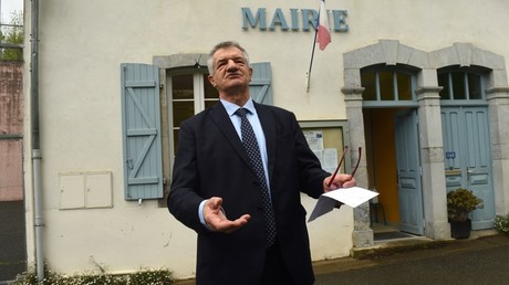Jean Lassalle devant la mairie de son village de Lourdios-Ichère dans les Pyrénées-Atlantiques.