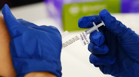 Un soignant administre une dose du vaccin de Moderna contre le Covid-19 dans une clinique de Norristown, en Pennsylvanie, en décembre 2021 (image d'illustration).