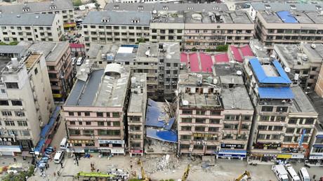 Une photo aérienne prise le 29 avril 2022 montre des sauveteurs travaillant après l'effondrement d'un immeuble à Changsha, dans le centre de la Chine.