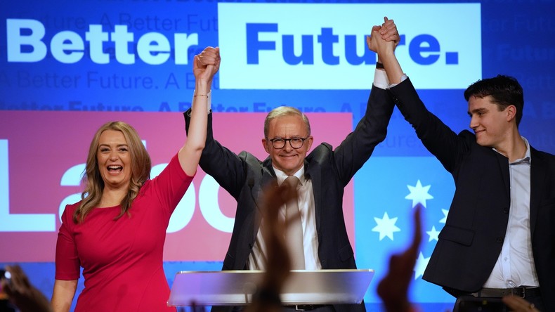 Anthony Albanese (au centre), fêtant sa victoire le 21 mai 2022.