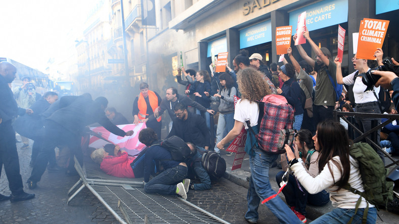Des militants pour le climat qui bloquent l'accès à la salle Pleyel, où se tient une réunion d'actionnaires de TotalEnergies, à Paris, le 25 mai 2022.