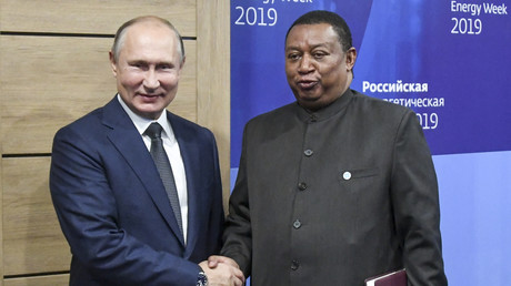 Vladimir Poutine serrant la main du secrétaire général de l'Opep, Mohammed Barkindo (image d'illustration du 2 octobre 2019).