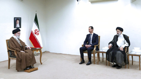 Le président syrien Bachar al-Assad, entouré par le guide suprême iranien, Ali Khamenei et le président de la République islamique Ebrahim Raïssi, le 8 mai 2022 à Téhéran.