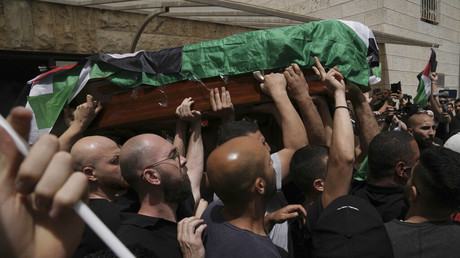 Des personnes en deuil portent le cercueil de Shireen Abu Akleh, journaliste chevronnée d'Al Jazeera, sur le chemin de sa dernière demeure, à Jérusalem-Est, le 13 mai 2022 (image d'illustration).