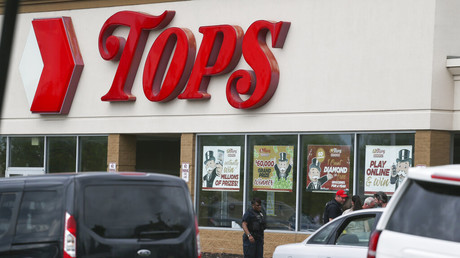 Devant le supermarché Tops où s'est déroulée la fusillade, le 14 mai 2022 à Buffalo aux Etats-Unis.