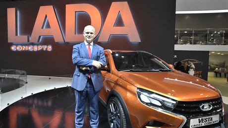 Le français Nicolas Maure, jusqu'ici président du groupe automobile russe Avtovaz pose devant une Lada Vesta lors d'un salon de l'automobile à Moscou le 24 août 2016 (illustration).