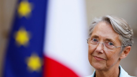 Elisabeth Borne, le nouveau Premier ministre français, lors de la passation de pouvoirs dans la cour de l'Hôtel Matignon, à Paris, le 16 mai 2022.