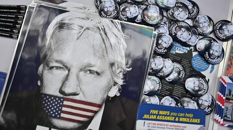 Des affiches, des badges et des dépliants à l'effigie du fondateur de WikiLeaks, Julian Assange, sont exposés sur une table devant l'édifice du Home Office, à Londres, le 17 mai 2022