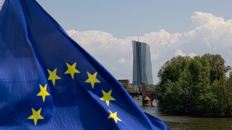 Le drapeau européen flotte devant le siège de la Banque centrale européenne (BCE)  à Francfort-sur-le-Main, dans l'ouest de l'Allemagne, le 8 mai 2022 (illustration).