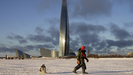 Un pêcheur marche sur la glace du Golfe de Finlande, au premier plan du siège de Gazprom à Saint-Pétersbourg en Russie, le 13 janvier 2022 (image d'illustration).