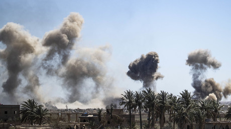 De la fumée s'élève dans le ciel de Baghouz où les combats font rage, le 18 mars 2019 (image d'illustration).