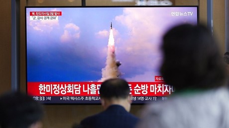 Un reportage sur le tir de missile nord-coréen est diffusé à la télévision sud-coréenne, le 25 mai 2022 (image d'illustration).