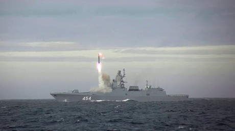 Lancement d'un missile de croisière hypersonique Zircon depuis la frégate Admiral Gorshkov en mer de Barents.
