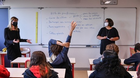 Deux professeurs dans une classe à Lyon, en octobre 2021 (image d'illustration).