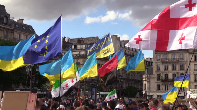 Manifestation à Paris en soutien à l'Ukraine avec la participation de personnalités officielles