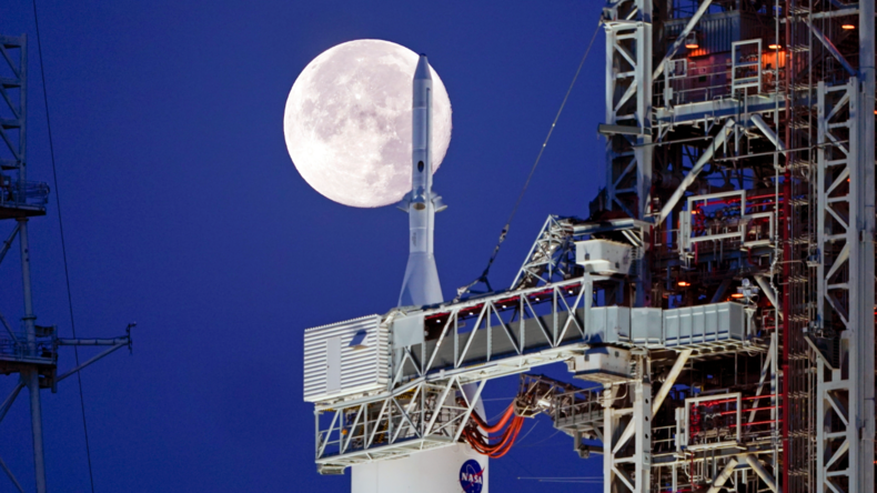 La lune en arrière plan, derrière la fusée SLS de la NASA, avec le vaisseau spatial Orion à bord, au centre spatial Kennedy, le 15 juin 2022, en Floride (image d'illustration).