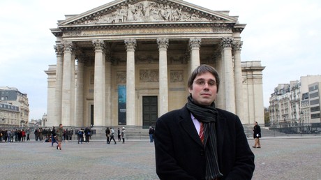Une photo prise le 16 novembre 2017 montre le haut fonctionnaire français Benoit Quennedey posant sur le parvis du Panthéon à Paris