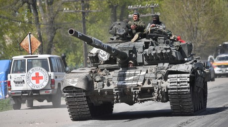 Un char russe T-72 dans le village de Bezymennoïé, devant un véhicule de la Croix Rouge internationale pour évacuer des civils de Marioupol, le 6 mai 2022 (image d'illustration).