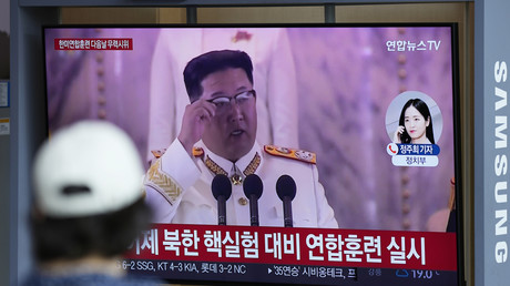 A Séoul, une femme regarde un programme télévisé sur le lancement de missiles par la Corée du Nord, le 5 juin 2022 (image d'illustration).