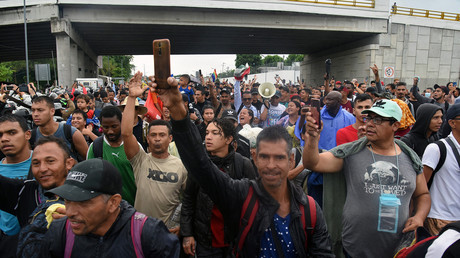 Des migrants originaires d'Amérique centrale et du Sud s'élancent de la localité mexicaine de Tapachula vers la frontière avec les Etats-Unis, le 6 juin 2022.