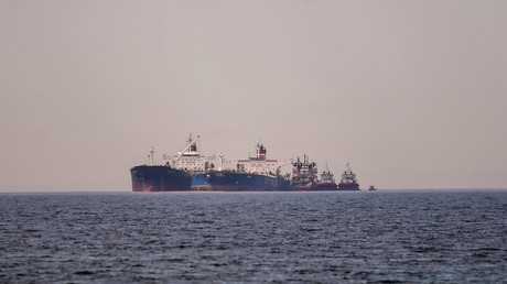 Le pétrolier Ice Energy (à gauche) battant pavillon libérien transfère du pétrole du pétrolier Lana battant pavillon russe, au large de l'île d'Eubée (Grèce), le 29 mai 2022 (illustration).