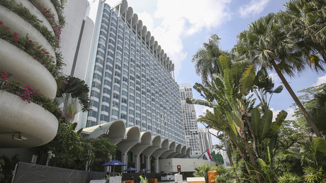 Des policiers gardent l'entrée de l'hôtel Shangri-La pendant le 19e Dialogue Shangri-La, forum annuel de défense et de sécurité de l'Asie, à Singapour (image d'illustration).