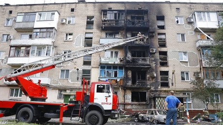 Des pompiers achèvent d'éteindre un incendie après les bombardements ayant frappé la ville de Donetsk, le 13 juin 2022 (image d'illustration).