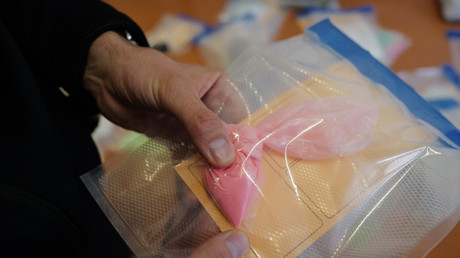Un policier français tient un sac de poudre d'ecstasy après une saisie de drogue à Nice, le 19 mars 2021.