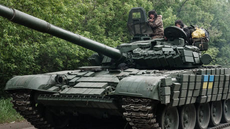 Des soldats ukrainiens se tiennent debout sur un char de combat principal près de Bakhmut, dans l'est de l'Ukraine, le 15 mai 2022.