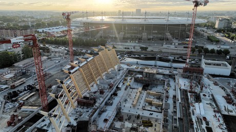 Vue aérienne sur la construction d'une arène aquatique près de l'autoroute A1 et du Stade de France à Saint-Denis, au nord de Paris, le 25 mai 2022, en vue des Jeux olympiques de Paris 2024 (image d'illustration).