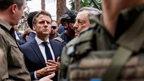 Le président français Emmanuel Macron en visite à Irpin le 16 juin 2022.