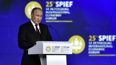 Le président russe Vladimir Poutine prend la parole lors de la session plénière du Forum économique international de Saint-Pétersbourg, ce 17 juin