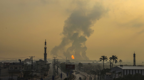 Un incendie éclate à la suite d'une frappe aérienne israélienne au sud de la ville de Gaza le 18 juin 2022.
