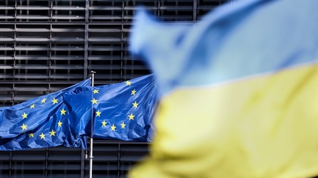 Drapeaux de l'Union européenne et de l'Ukraine (images d'illustration)