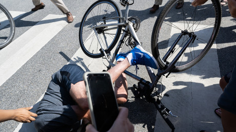 Le président américain Joe Biden tombe de son vélo à l'arrêt