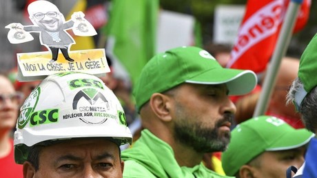 Un manifestant porte sur son casque un panneau moquant le président du Conseil européen Charles Michel, pendant le défilé du 20 juin organisé à Bruxelles contre la hausse du coût de la vie (image d'illustration).
