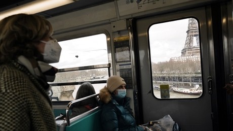 Des usagers du métro parisien portant un masque, en décembre 2021 (image d'illustration).