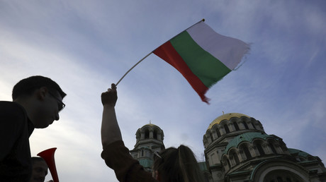 Un manifestant pro-gouvernemental tient un drapeau bulgare lors d'une manifestation de soutien à l'exécutif, le 21 juin 2022 (image d'illustration).