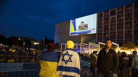 Des Israéliens se rassemblent sur un square de Tel-Aviv pour écouter le message du président ukrainien Volodymyr Zelensky adressé à la Knesset, le 20 mars 2022 (image d'illustration).